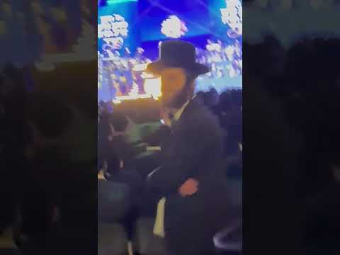 Zanvil Weinberger performing ROTZO at the Dirshu Siyum in London