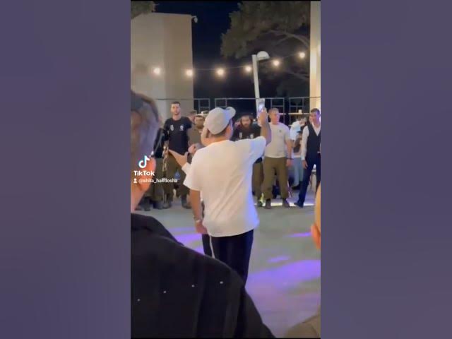 Lipa Schmeltzer singing with the Golani Brigade