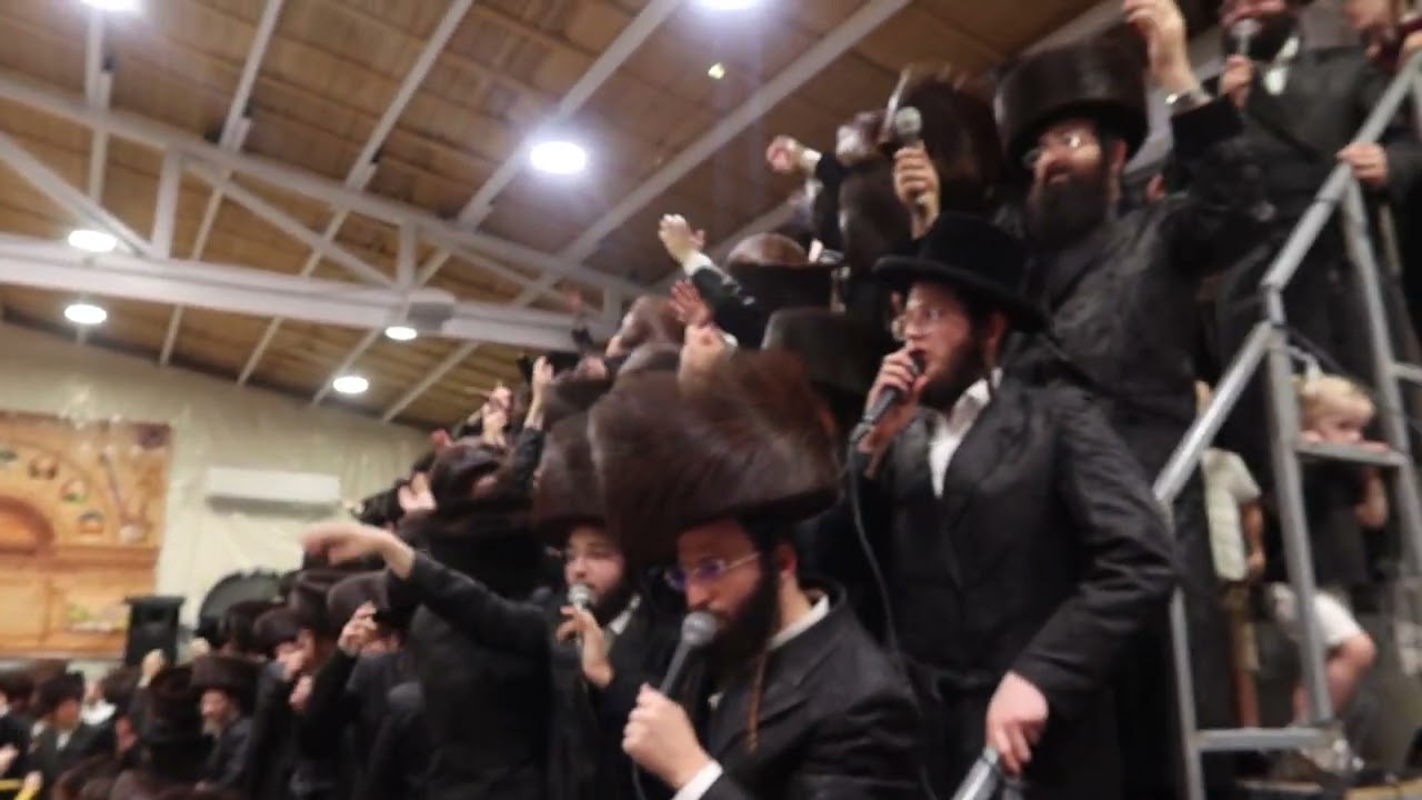 האדמו''ר והקהל בריקוד סוער 'יש בורא עולם'