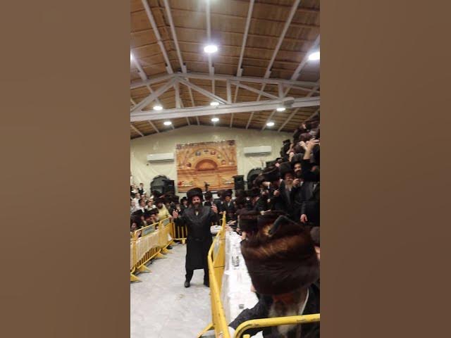 האדמו''ר והקהל בריקוד סוער   'יש 'בורא עולם