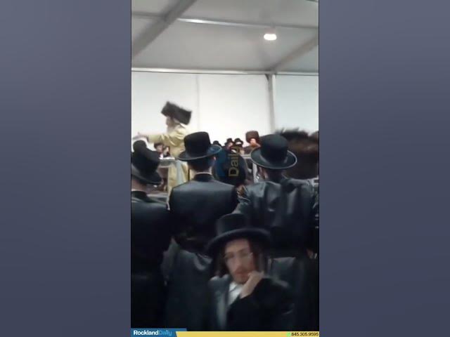 The Mashpia Rav Elimelech Biderman led a Hadlukah in Meron for the thousands of Viznitz’er Chasidim