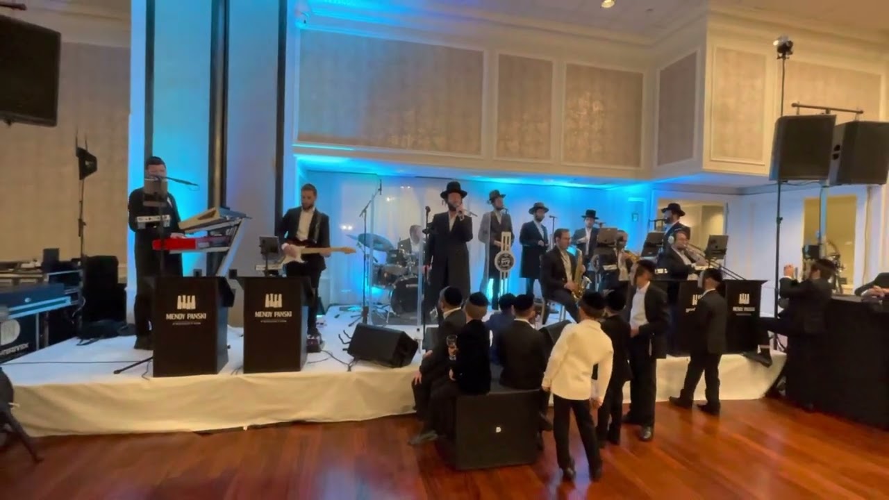 Menachem Moskowitz and Shira choir performing - Mehairah from MBC