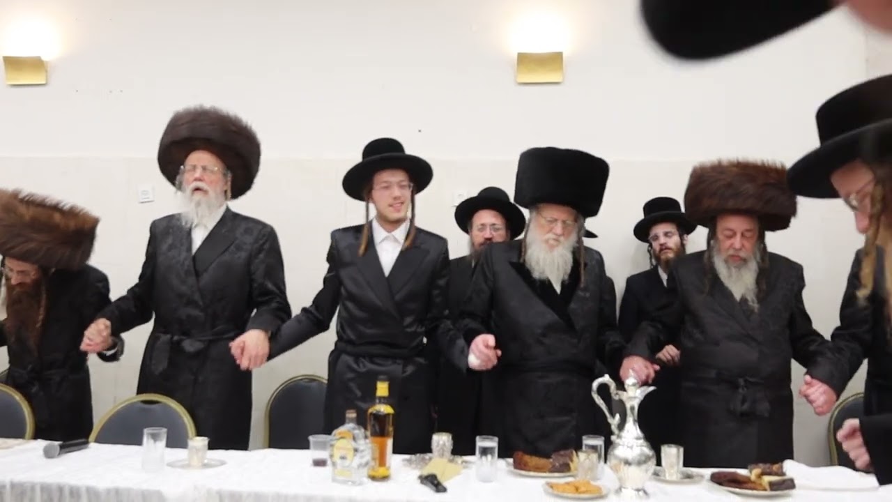 ריקוד בשמחת התנאים בחצרות מודז'יץ - זוועהיל - ביאלא ישרי לב