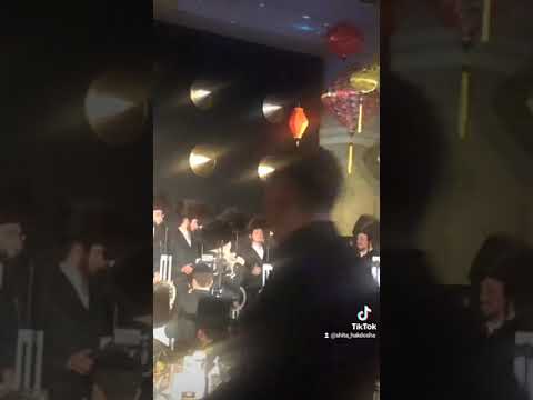MBD 👑 singing Invei Hagefen at a Sheva Brachos