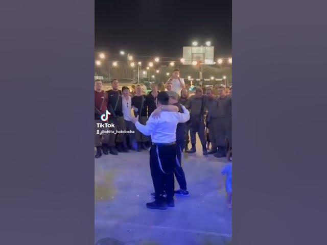 Lipa Schmeltzer singing Ochila Lkeil with IDF soldiers 🇮🇱