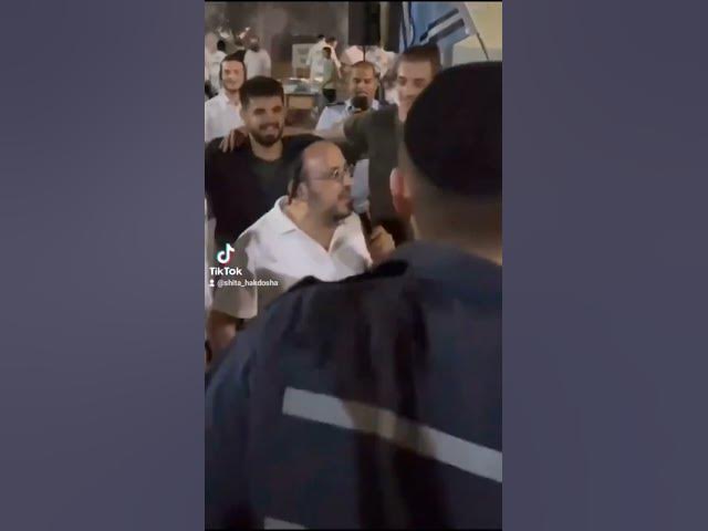 Lipa Schmeltzer at a IDF 🇮🇱 air force base