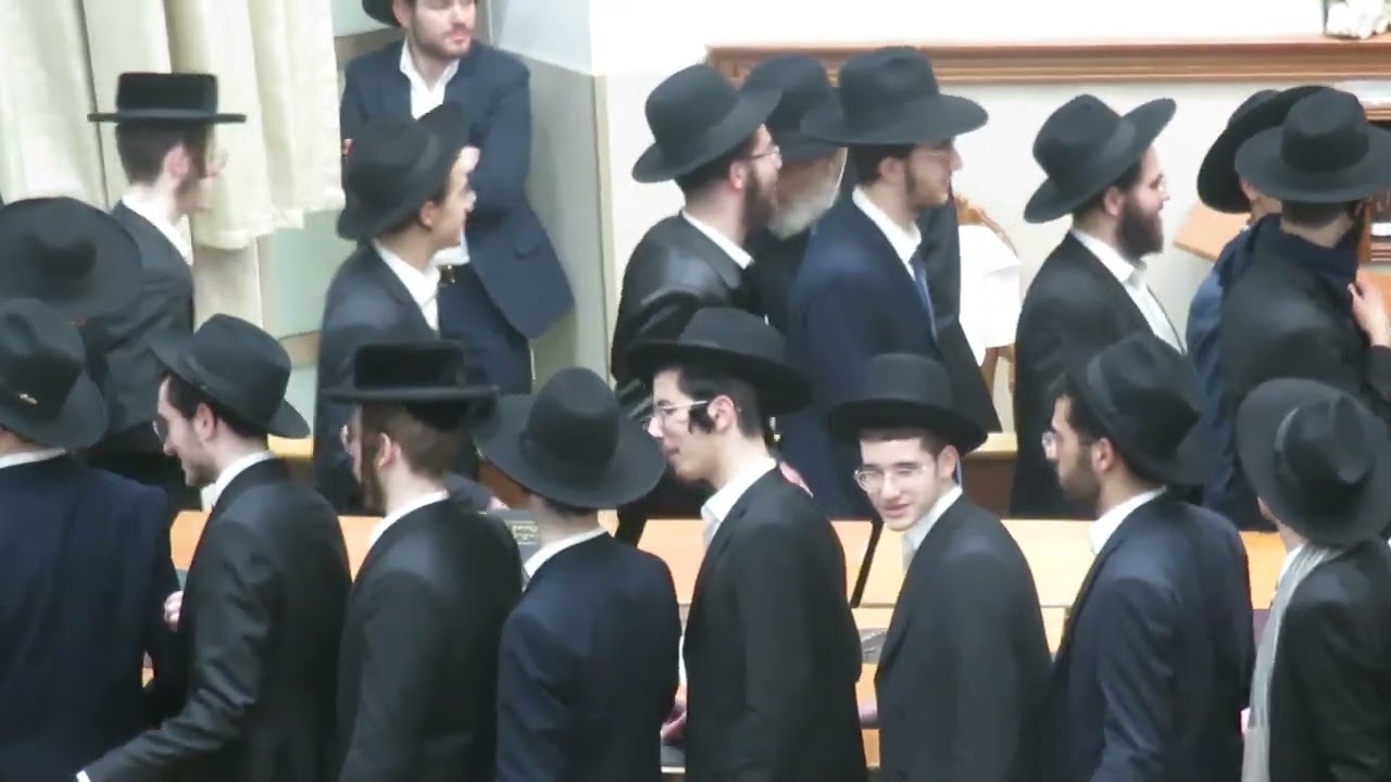 צאתכם לשלום: בני הישיבה נפרדים מרשכבה"ג מרן הג"ר משה הלל הירש טרם צאתו לארה"ב להקמת קרן עולם התורה.