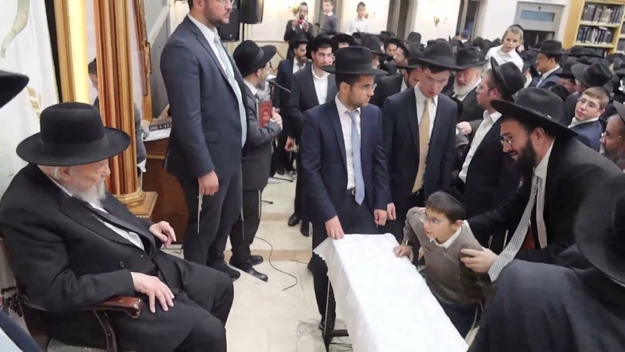 אלפי תושבי ירושלים בהקבלת פני רבו לרשכבה"ג מרן הגרמ"ה הירש בבית מדרש שערי תבונה. ליל הושענא רבה פ"ה