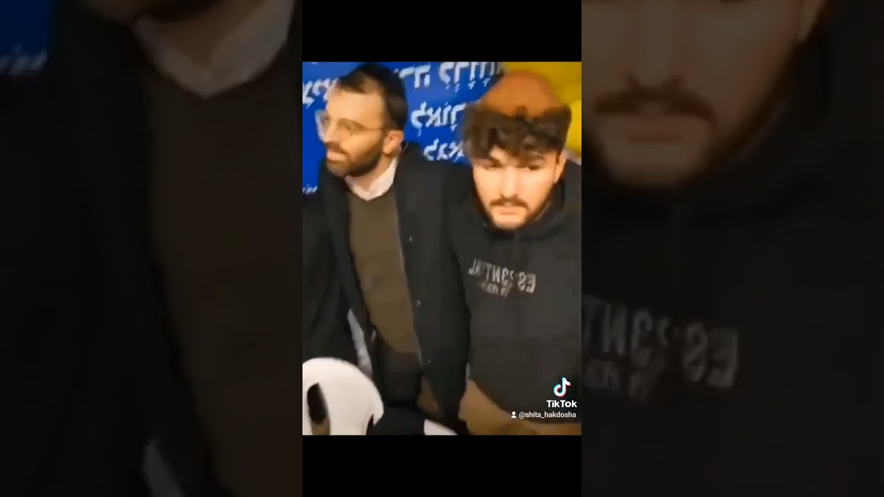 Rabbi Fisher's Yeshiva singing with the families of the hostages