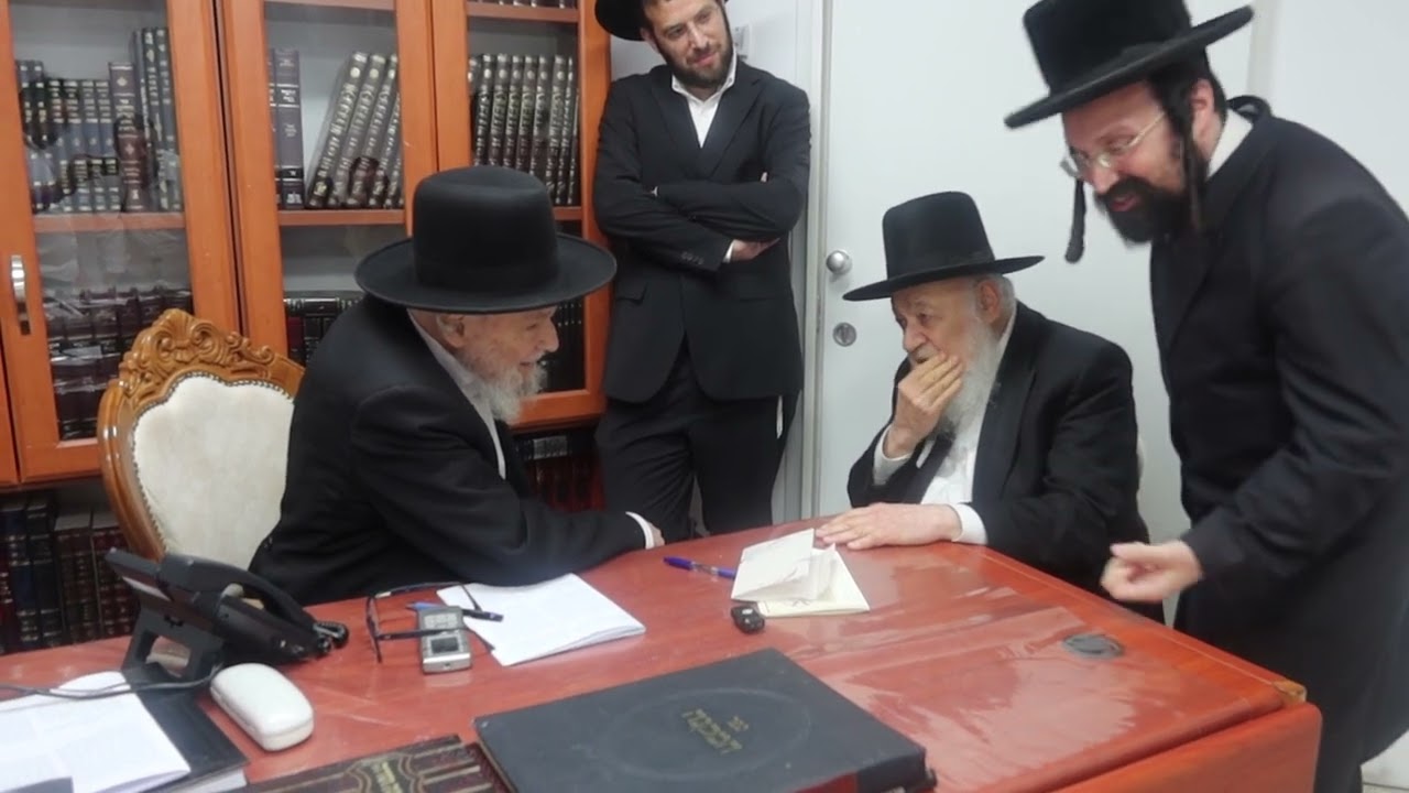 ראש הישיבה הגרא"י קוק במעונו של מרן ראש הישיבה הג"ר משה הלל הירש, להודות לו על קרן עולם התורה.