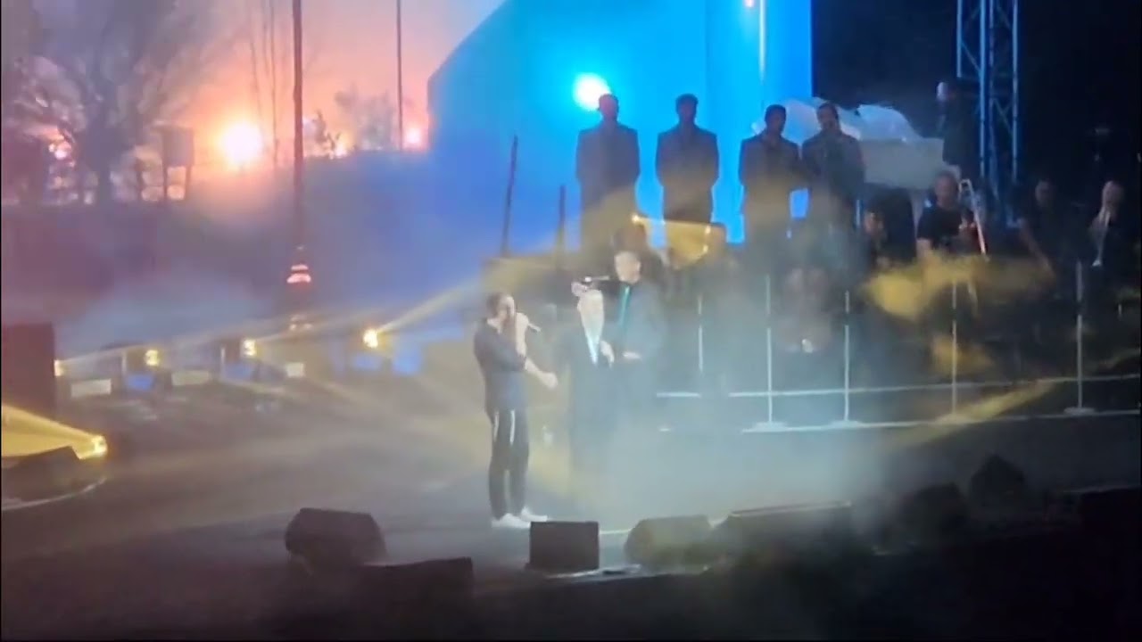Avraham Fried performing at the Sultan's Pool in Jerusalem