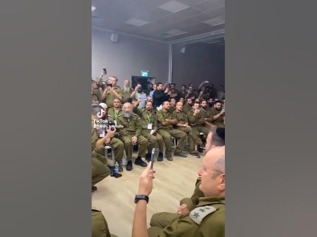 Avraham Fried singing Vinikeisi with IDF soldiers