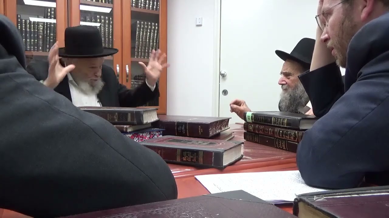 הגר''ח מישקובסקי במעונו של רשכבה''ג מרן הגרמ''ה הירש בשאלה כיצד לנהוג פורים בזמן מלחמה. אדר תשפ"ד.