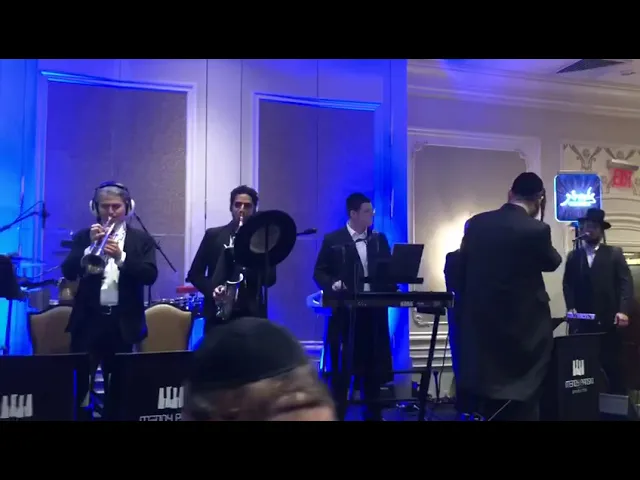 Shimmy Engel singing oldies  with Mendy Panski and Zemiros Choir