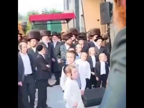 Special Moment: Satmar Rabbi Rav Aharon Teitelbaum Watching Lipa Schmeltzer's Performance