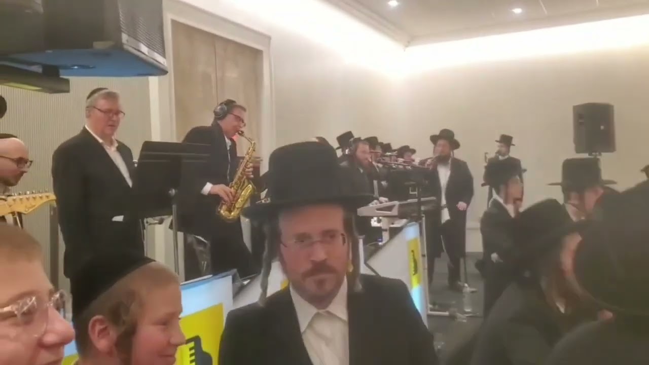 Avrumi Berko 🎹 Suscher Guttman 🎤 Shira Choir