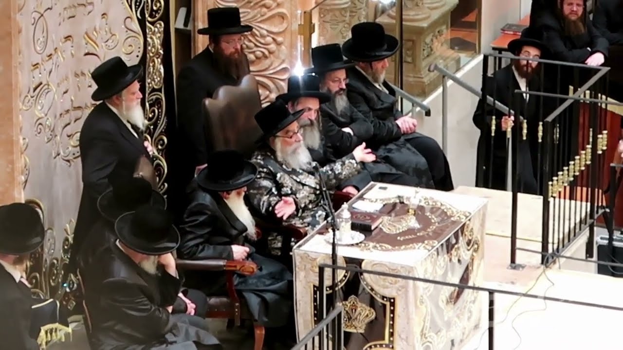 האדמו"ר מוויזניץ מאנסי ביים דרשת הכנה צו די ימים הנוראים, אין ביהמ"ד הגדול וויזניץ אין בני ברק