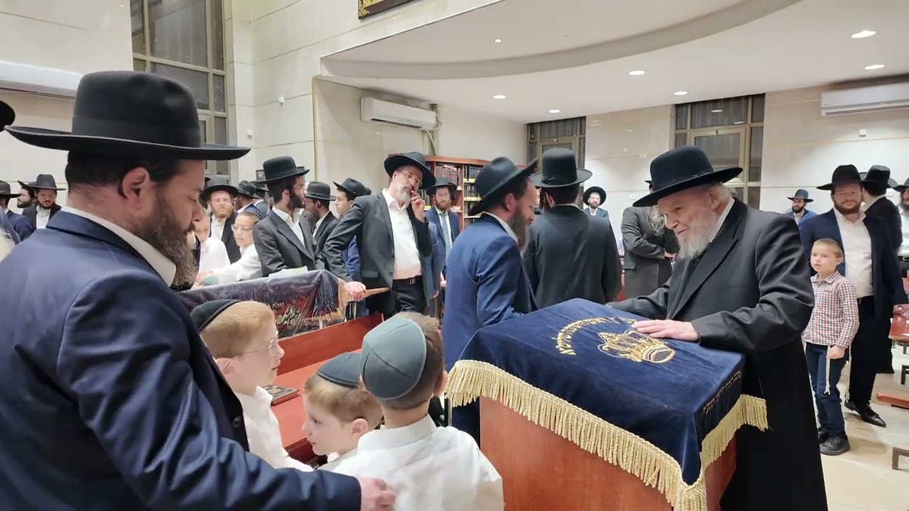 אברכים עוברים להתברך אצל רשכבה"ג מרן ראש הישיבה רבי משה הלל הירש שליט"א. ערב ראש השנה תשפ"ה