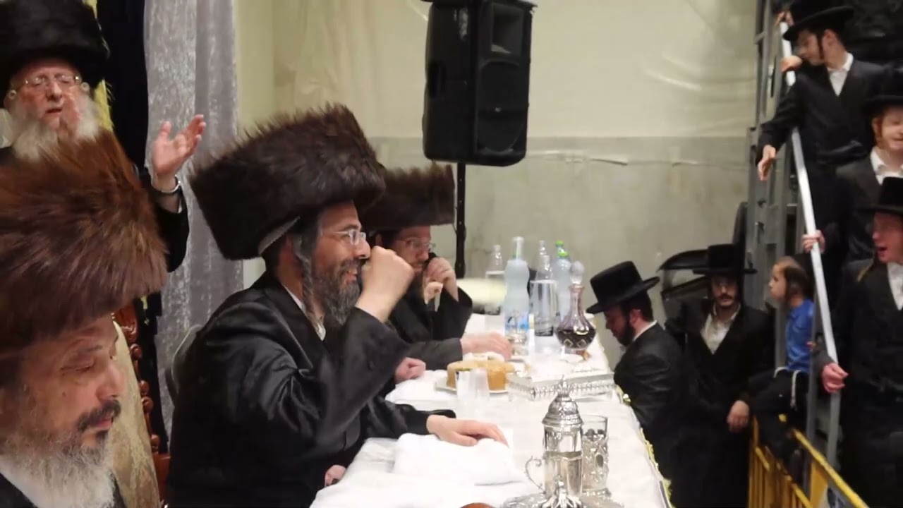 הקהל בריקודים במהלך שמחת בית השואבה בחצר הקודש זוועהיל תשפ''ז