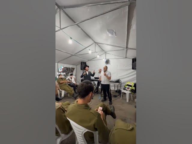 Lipa Schmeltzer singing with IDF soldiers 🇮🇱