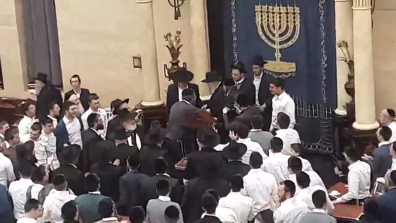 ביקור רשכבה"ג מרן הג"ר משה הלל הירש בישיבת שערי שמועות. ראש הישיבה רבי אריה שפירא פוצח בשירה לכבודו