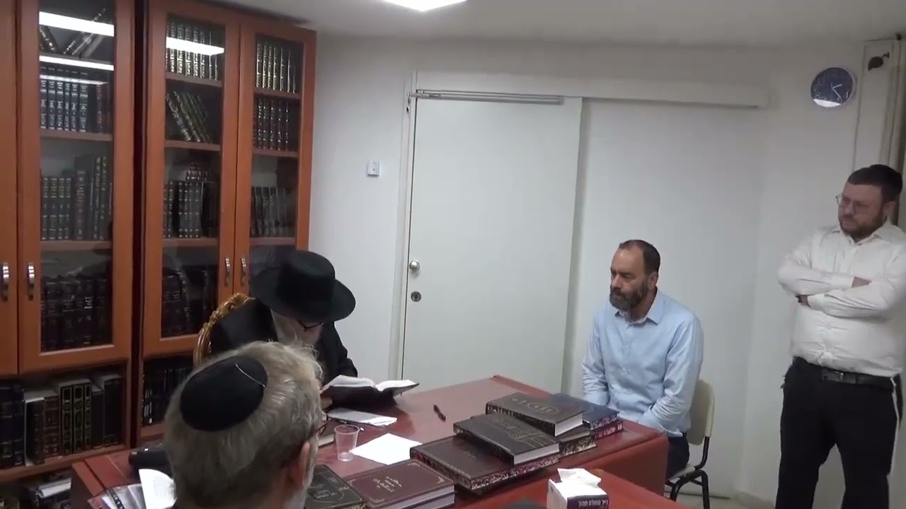 חודשים לפני הבשורה המרה: הורי החטוף הירש גולדברג הי"ד בתפילה מצמררת במעון הרב הירש