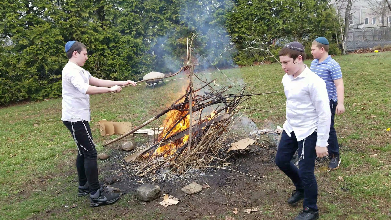 How To Make A CRAZY BONFIRE Without Lighter Fluid QUICKLY! BEST CHOMETZ BACKYARD BONFIRE!
