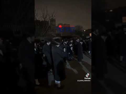 Viznitz Chassidim singing Vchulam Mekablim the Shita Hakdosha at a Chuppah