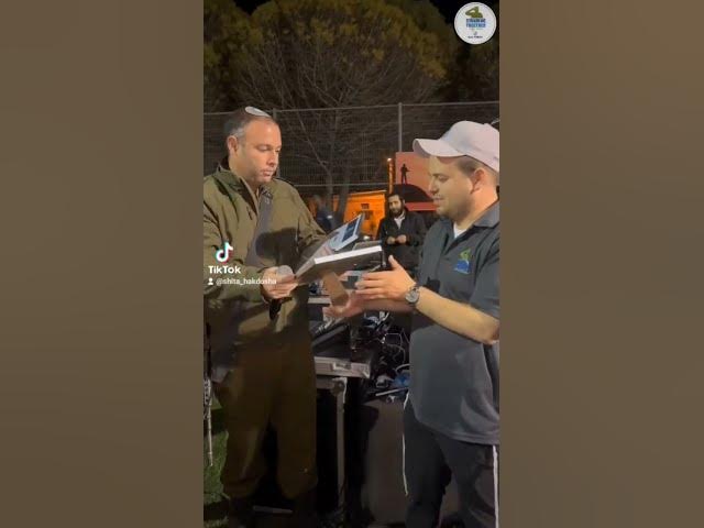 Yaakov Shwekey singing with IDF soldiers 🇮🇱