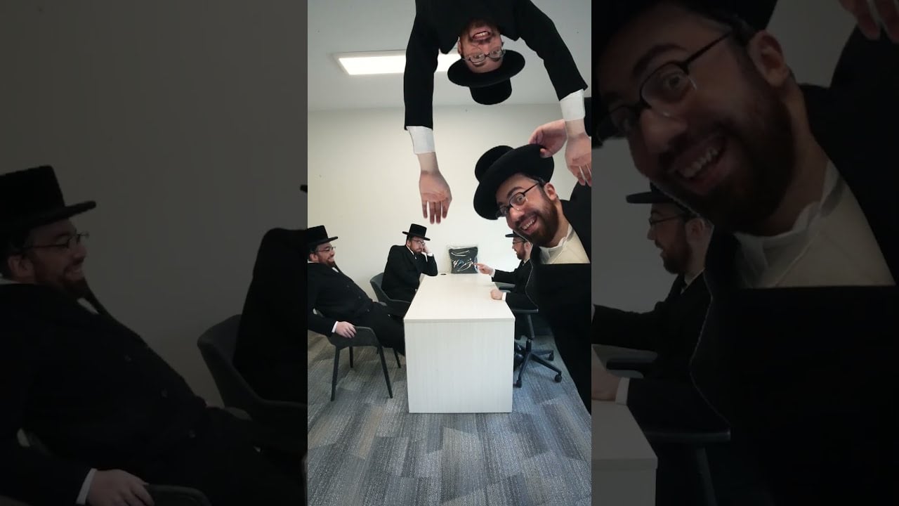 וואס זוכט ארי סאמעט נעקסט צו סקווער?