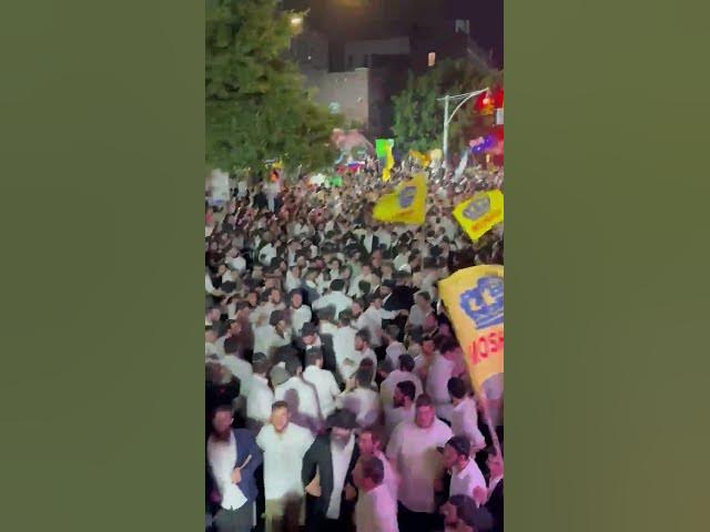 Thousands dancing at Simchas Beis Hashoeiva Overnight Wednesday in Crown Heights 2026
