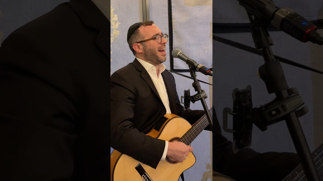 What does a little #sukkah have to do with almost 2,000 years of Jewish history? 🌿 🛖