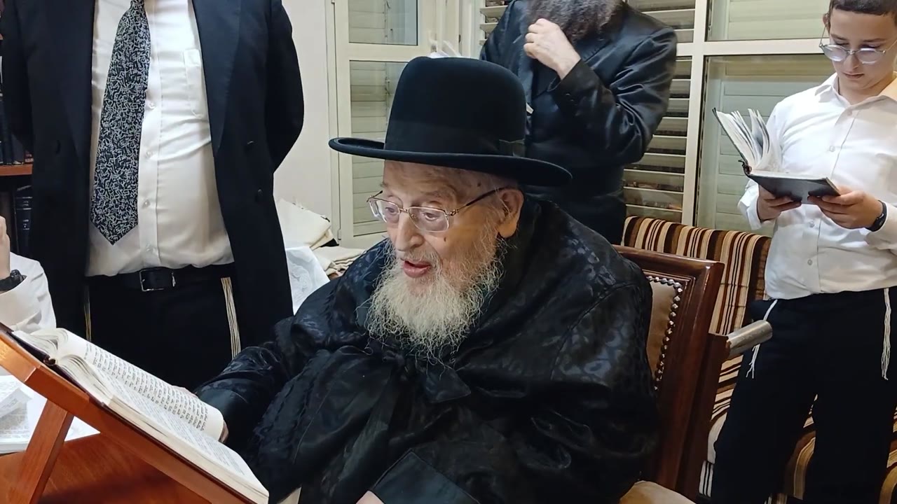 משמחת החג ועד דמעות ההושענות: אלפים נהרו למעונו של זקן הדור הגרמ"צ ברגמן שליט"א! 🔥 (תיעוד בלעדי)