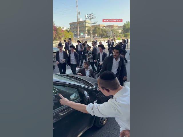 Haredi protesters block traffic on Highway 4 during anti-draft demonstration, October 8, 2026