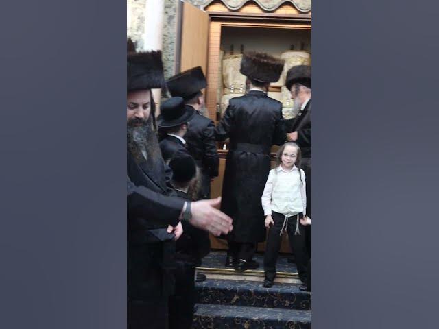 כ''ק מרן האדמו''ר שליט''א בסגירת ארון הקודש בסיום ההקפות שניות