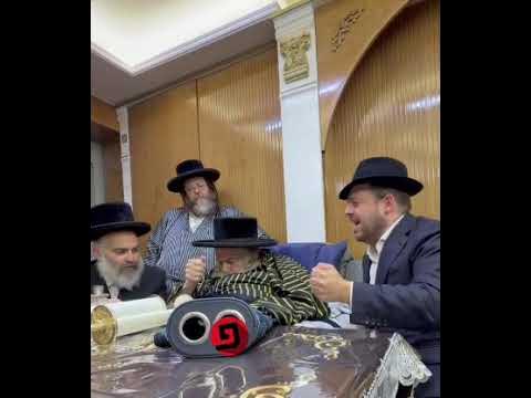 ניגוני סקולען במעונו של האדמו"ר מתולדות אברהם יצחק במעמד כתיבת אותיות לספר תורה שכתב הנגיד שי גראוכר