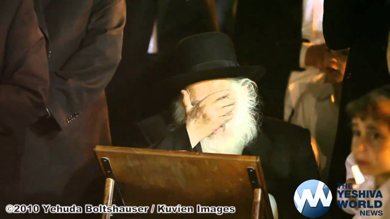 HaRav Chaim Kanievsky Shlita reciting Krias Shma by the Kosel - Chol HaMoed Sukkos 5771