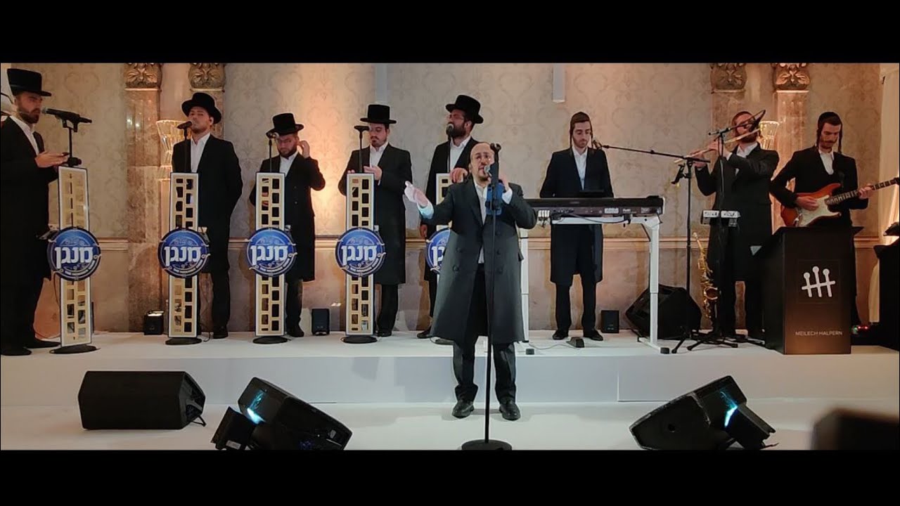 Lipa Schmeltzer performing Shualim live with Meilech Halpern and the Menagen Choir