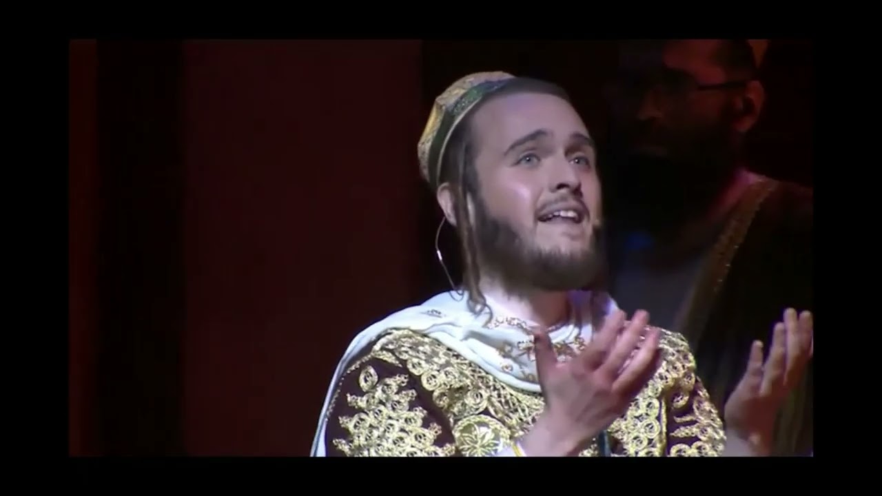 Leiby Wieder sings closing songs from heimishe plays - Part 1