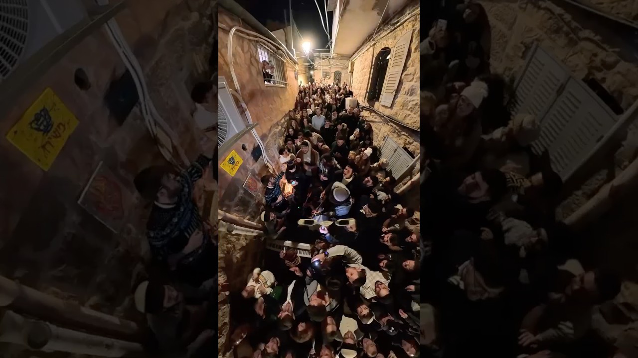 הדלקת נרות בזאת חנוכה בנחלאות עם החברים הקדושים זכות🥹❤️🙏 #foryou #music #cover #פוריו #guitar
