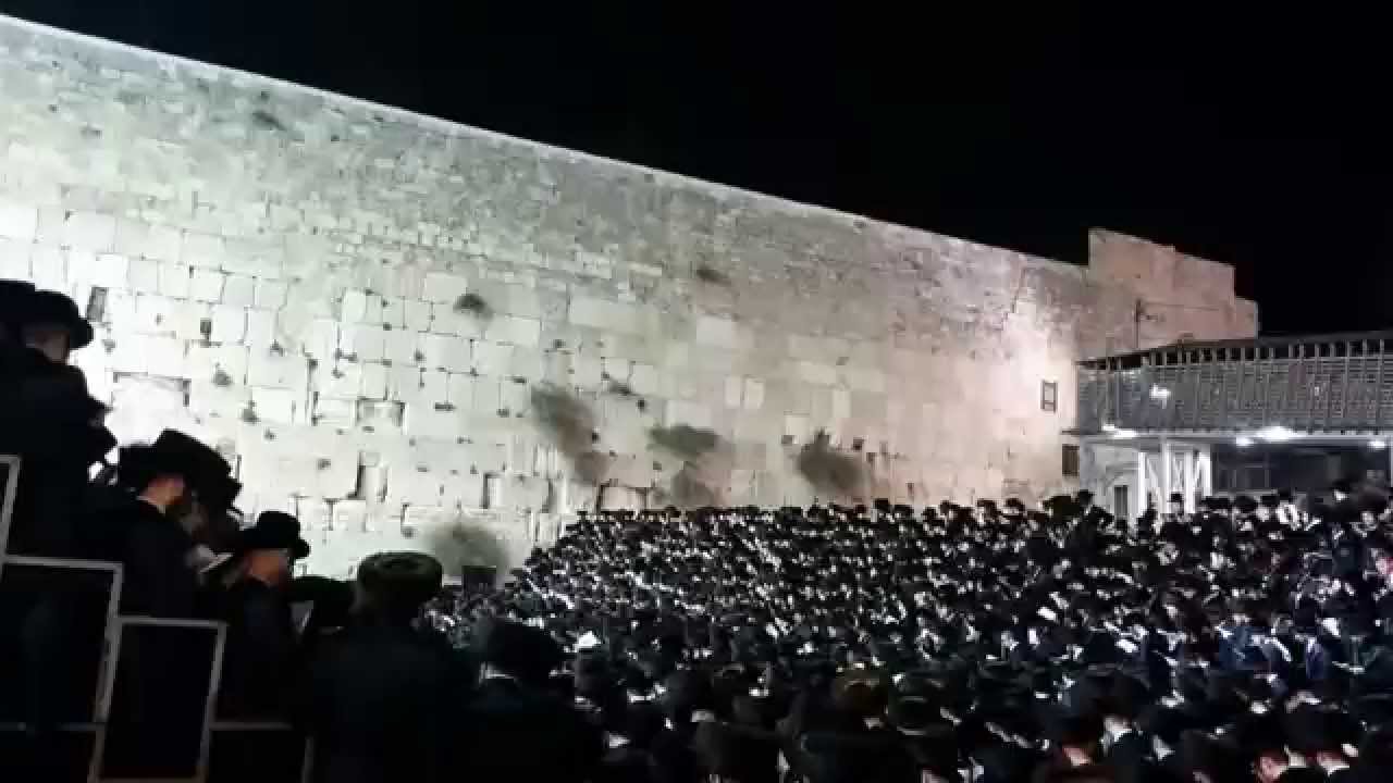 Bobov Motzei Shabbos Tisch at the Kosel [HD] באבוב מוצאי שבת טיש בכותל המערבי