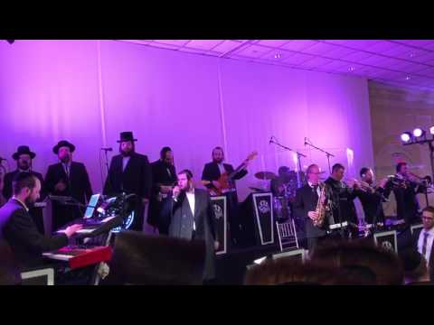 Shmueli Ungar with Shira choir and freilech band singing מודים from mbd