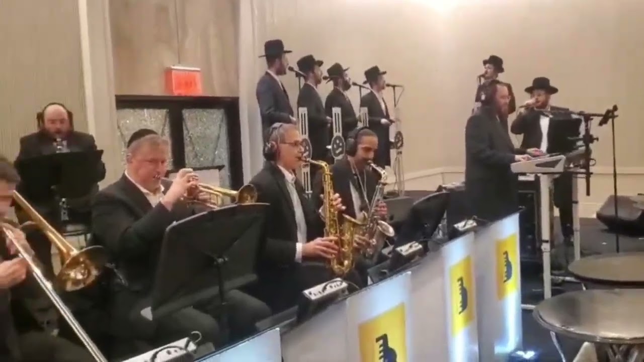 Avrumi Berko 🎹 Shea Berko 🎤 Shira Choir