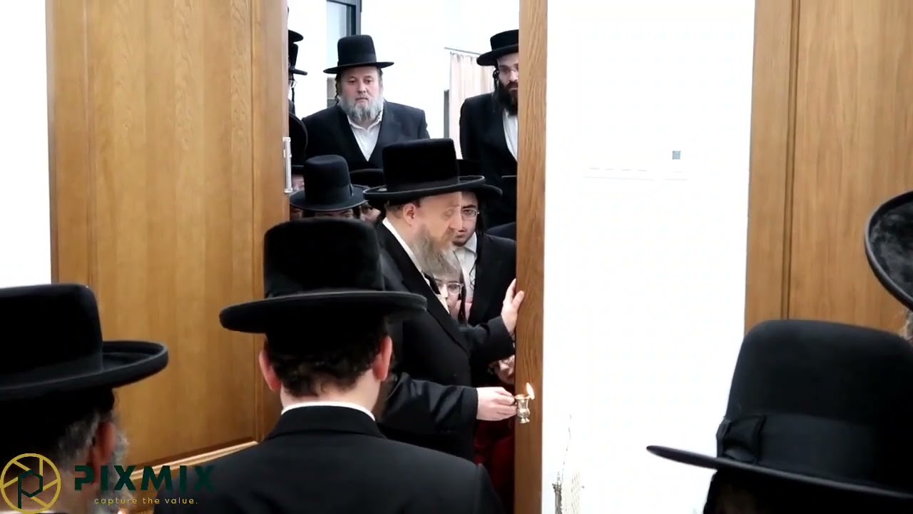 הדלקת נר א' דחנוכה בחצה"ק סקווירא מאנסי