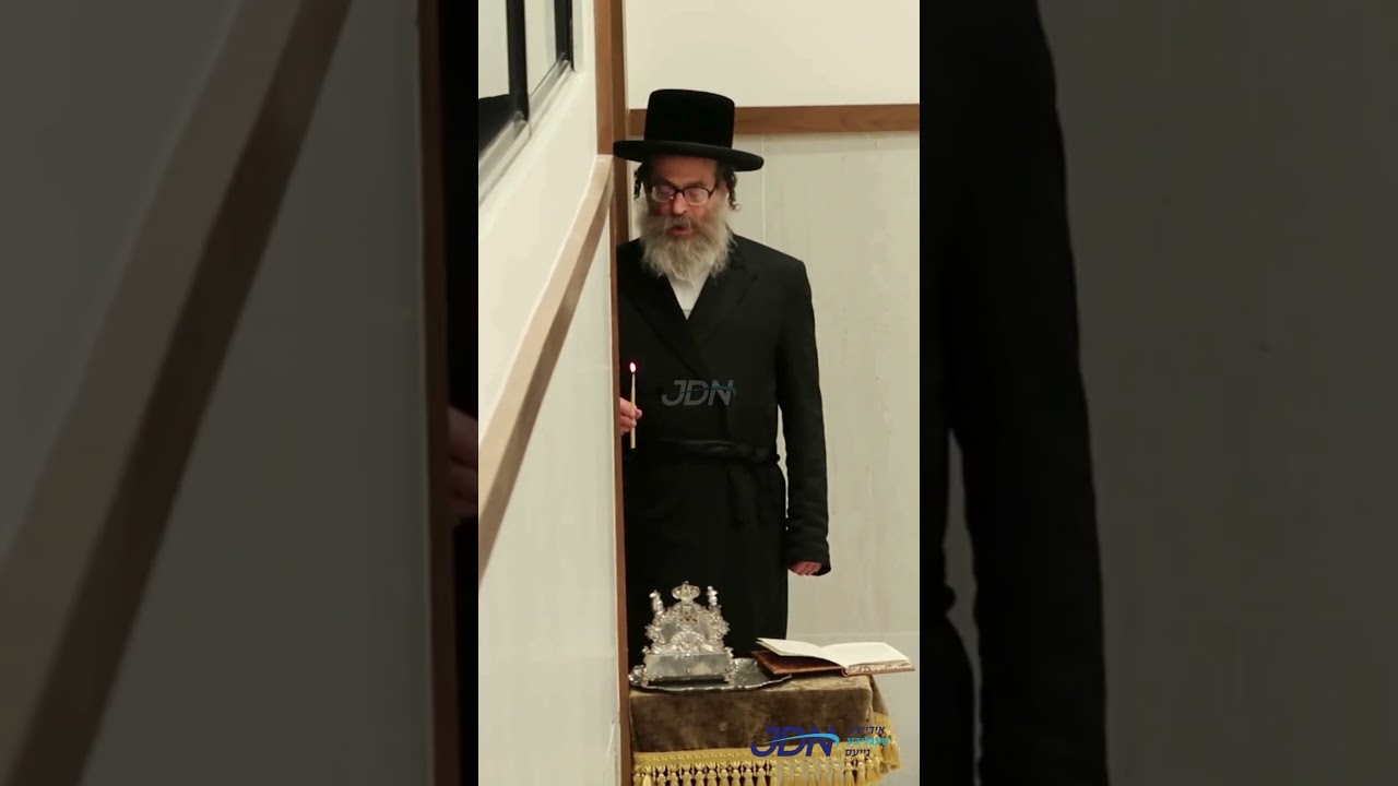 האדמו"ר מראחמיסטריווקא וויליאמסבורג ביי הדלקת נרות חנוכה