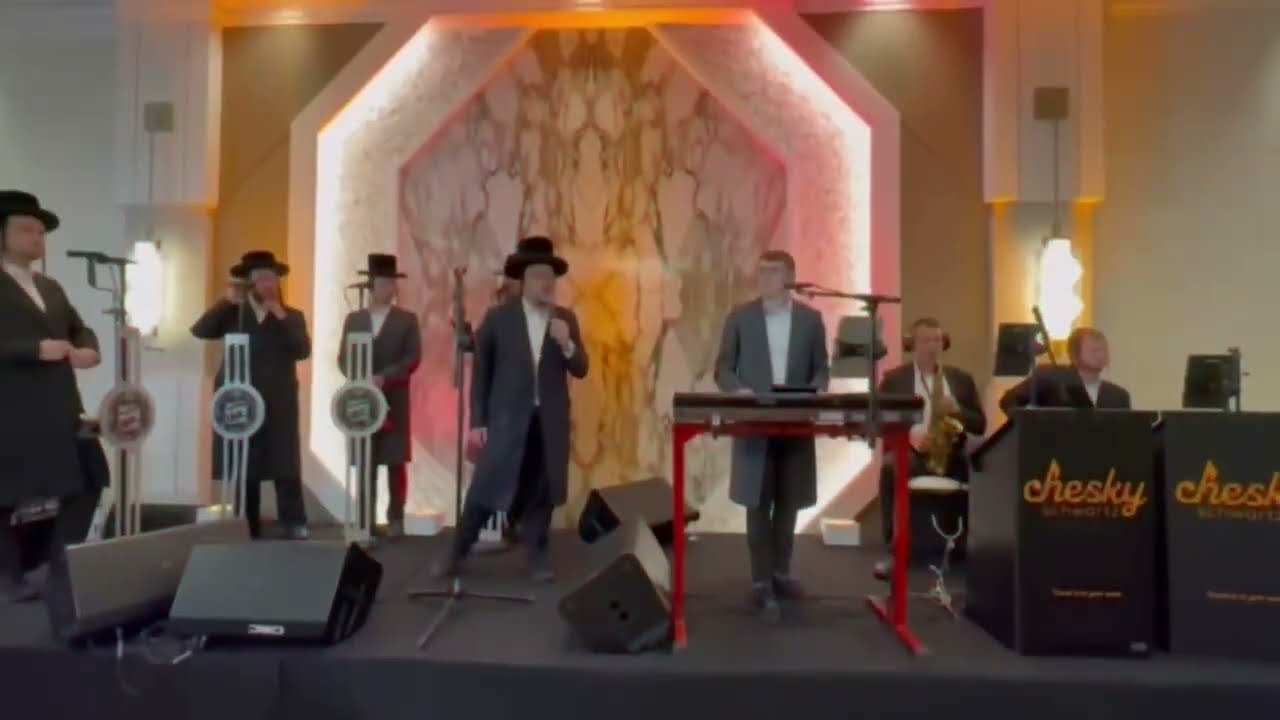 ליפא שמעלצער עם מקהלת שירה והקלידן חזקי שווארץ