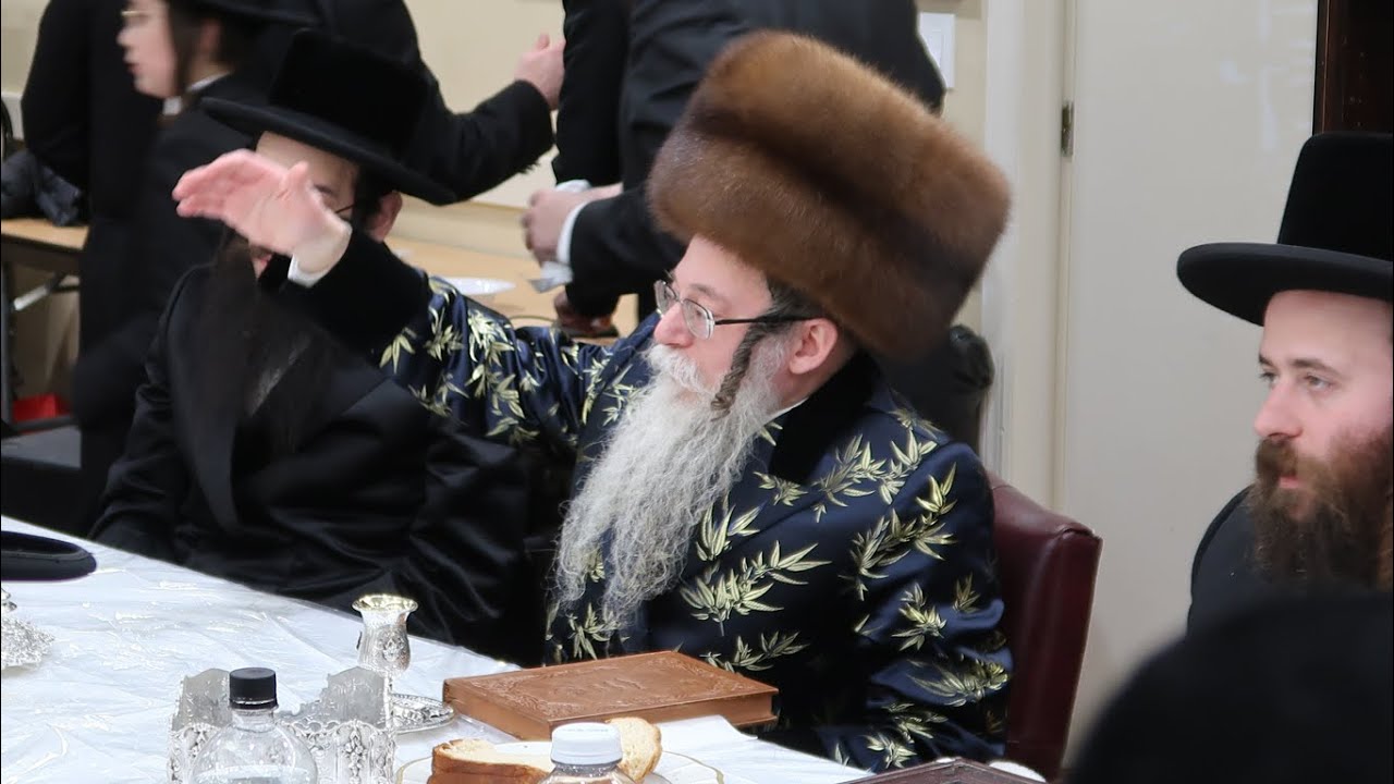 האדמו''ר מ'סקולען ווימסב''ג ביי פורים קטן טיש און ביהמ''ד סאסרעגן און פלעטבוש