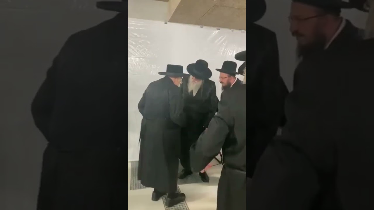 האדמורי"ם מתולדות אהרן ומודז'יץ שליט"א בשיחה בבית הכנסת במלון באוסטריה