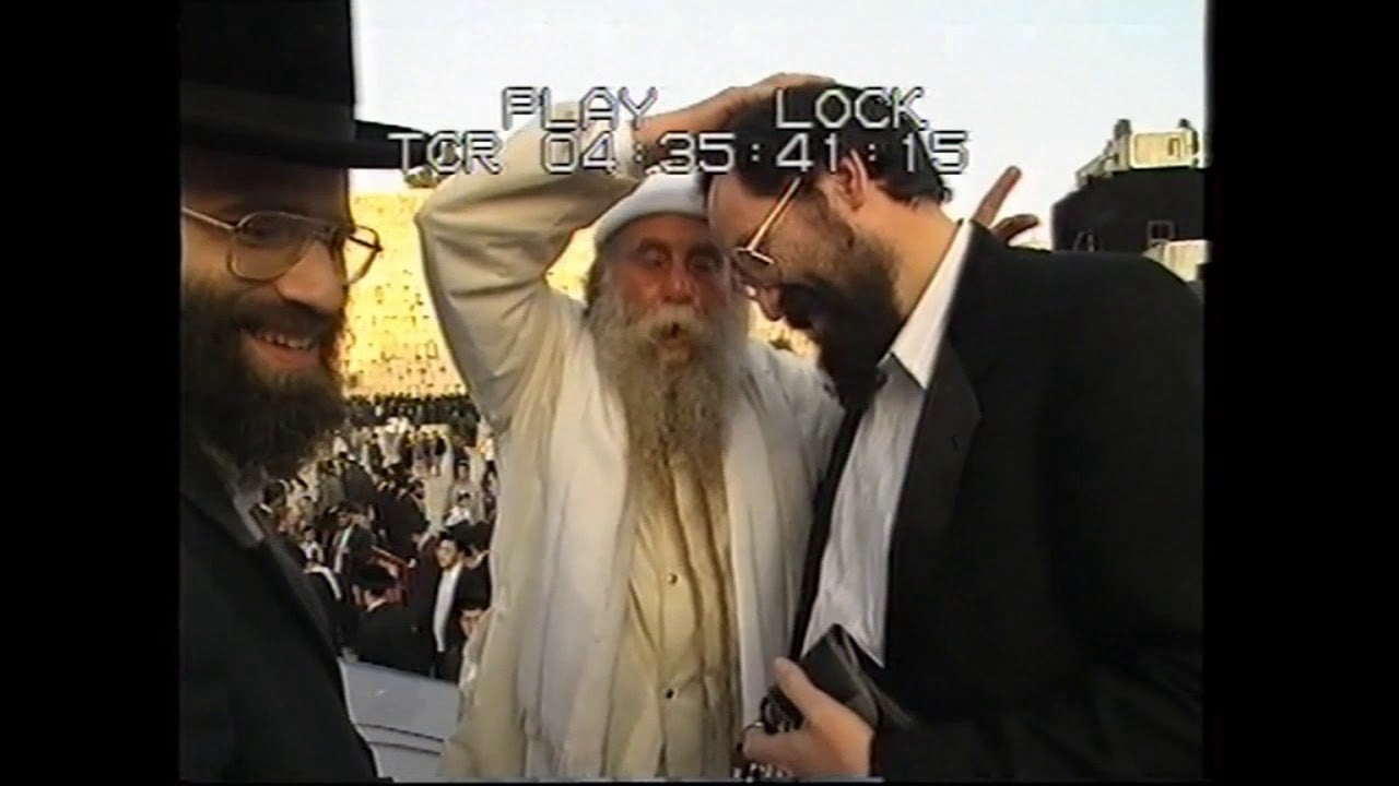 מונה רוזנבלום  --  Hatzadik Mona Rosenblum Gets  A Bracha From The Kotel Guy