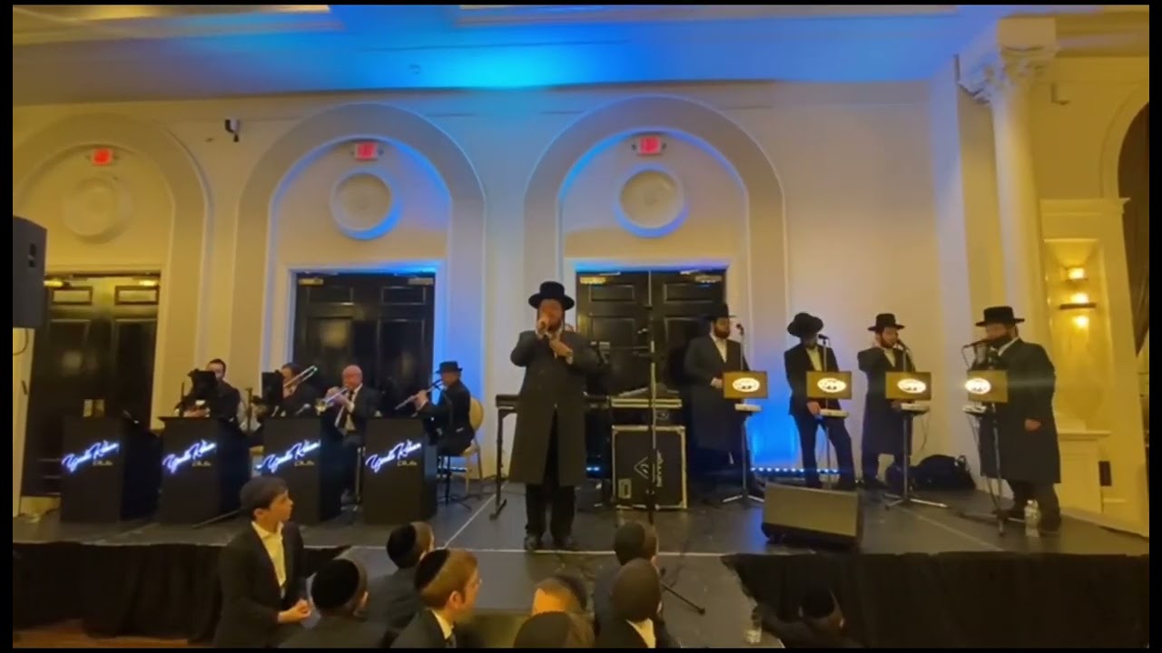 מקהלת ידידים עם הזמר זרילי ווערצבערגר והקלידן יידל קאהן